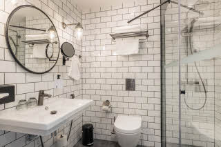 Standard room, bathroom 