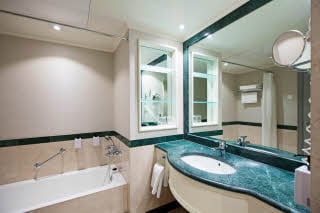 Scandic-Park-Helsinki-Bathroom-King-Superior2.jpg