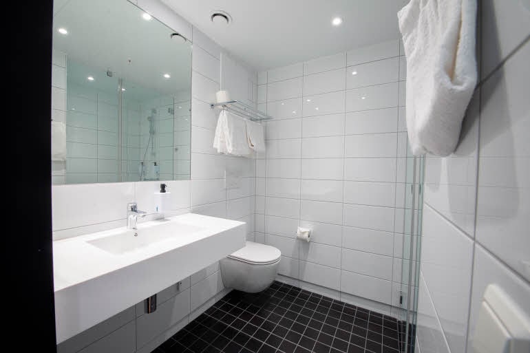 room bathroom at scandic sortland in norway