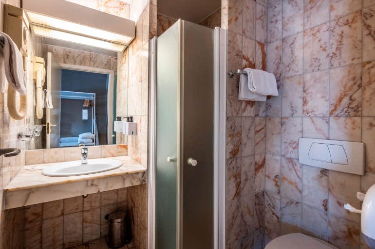 bathroom in junior suite at scandic ringsted