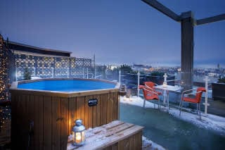 Roof top hot tub