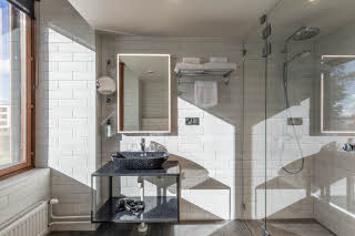 bathroom in junior suite at scandic waskia in vaasa
