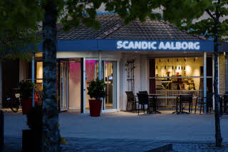 Scandic Aalborg, hotel entrance, night time