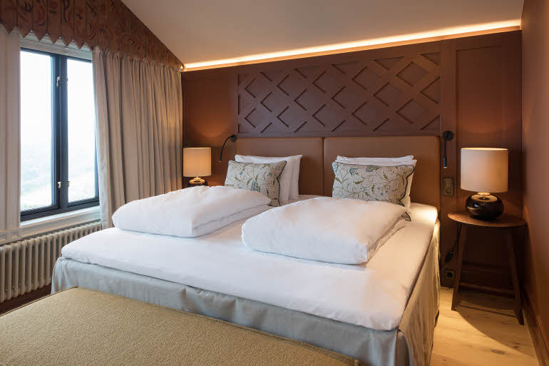 bedding in drage master suite at scandic holmenkollen park in oslo