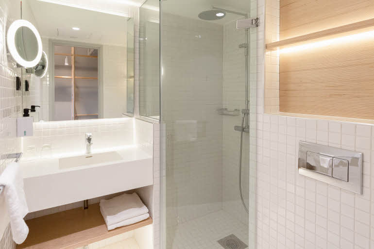Scandic Helsinki Aviacongress Standard family four bathroom 