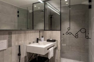 guest room bathroom at scandic helsinki hub