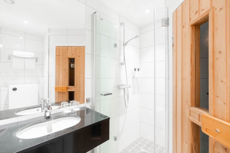 twin superior bathroom at scandic bryggen inhonningsvag norway