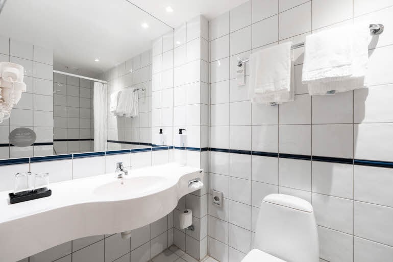 bathroom in twin room at scandic byparken