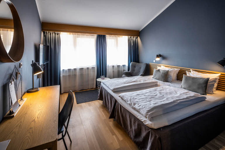king bed in standard room at scandic ringsted