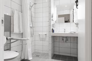 Bathroom in Accessibility room Scandic Aalborg Øst