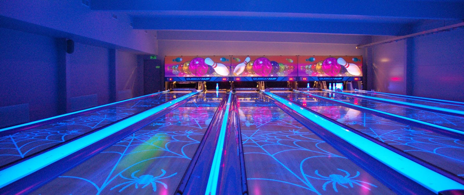 Glowinthedark bowling Scandic Hotels