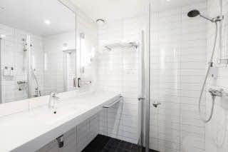 bathroom in queen superior at scandic stavanger city