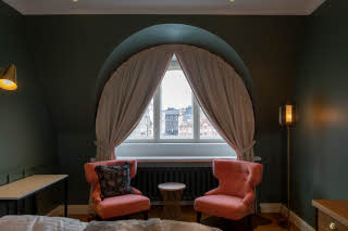 sitting area in classic family room at scandic grand central helsinki