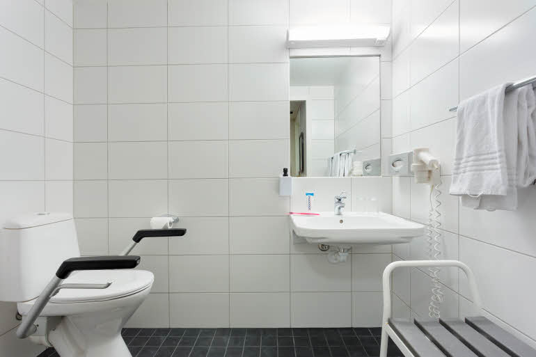Scandic Kristiansund, Kristiansund, HCP, accessability room, bathroom