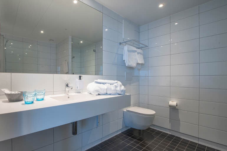 bathroom in master suite at scandic sortland