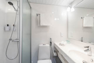 Superior bathroom 