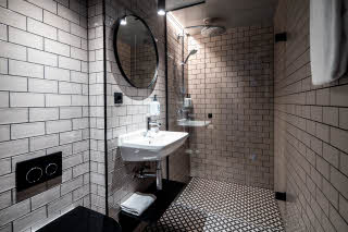 superior/standard bathroom at scandic norreport