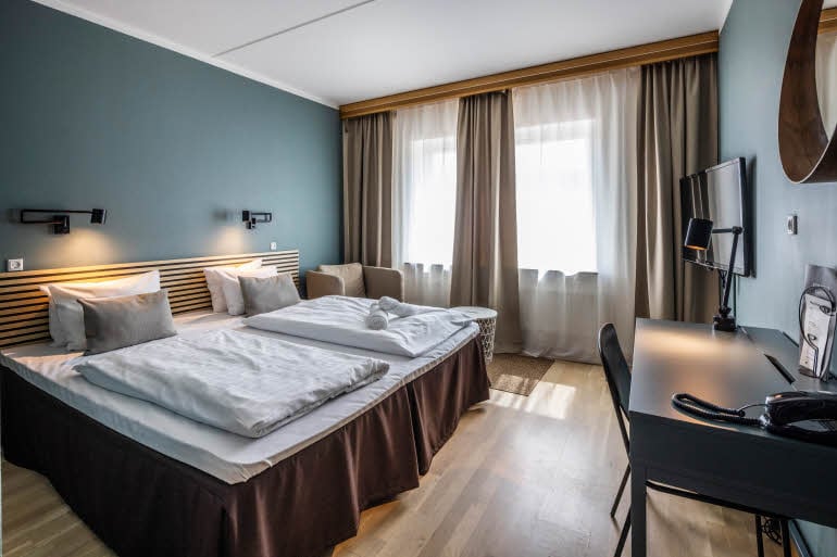 king bed in standard room at scandic ringsted