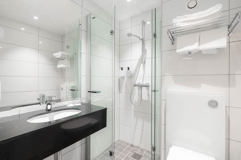twin superior bathroom at scandic bryggen inhonningsvag norway