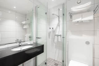 twin superior bathroom at scandic bryggen inhonningsvag norway