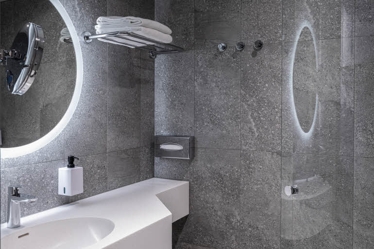 Scandic Helsinki Station bathroom