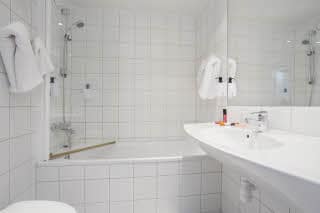 Harstad_junior_suite_bath.jpg