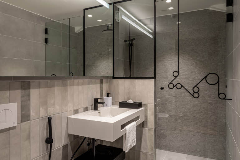 guest room bathroom at scandic helsinki hub