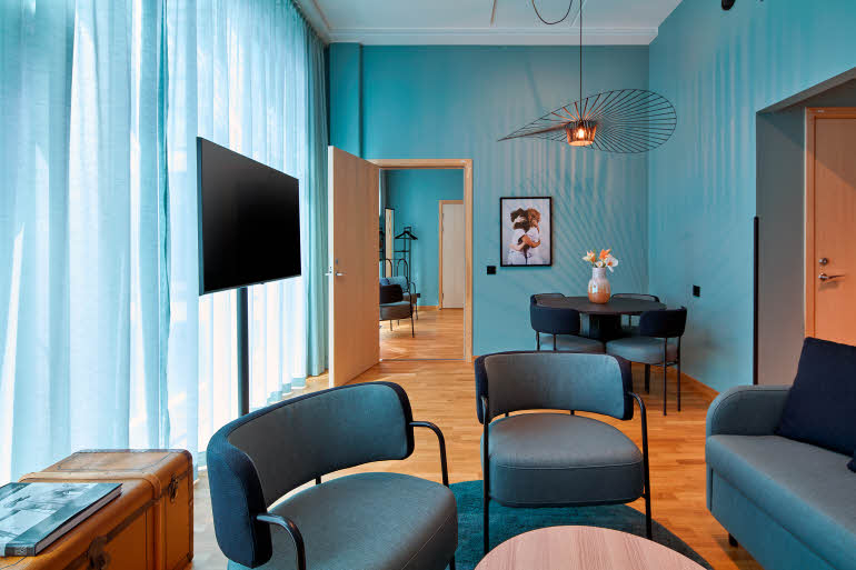 seating area in master suite at scandic göteborg central