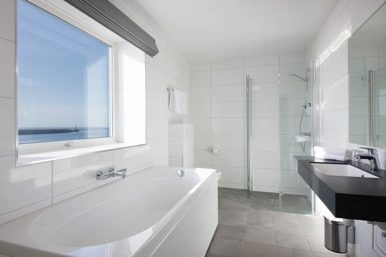 Standard Family Room bathroom Scandic Vestfjord Lofoten