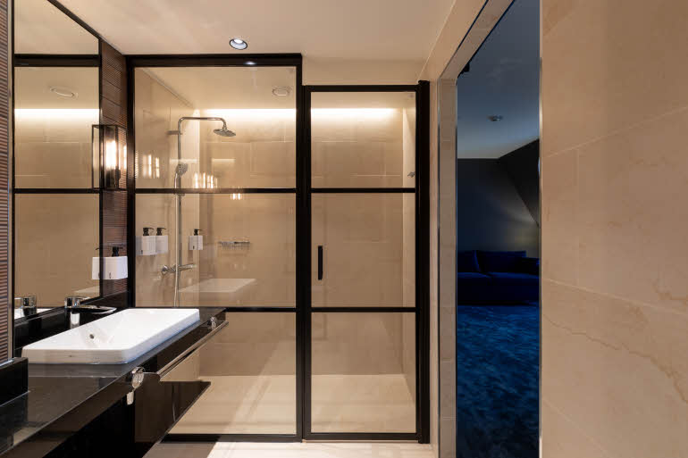 bathroom in junior suite scandic hamburger bors