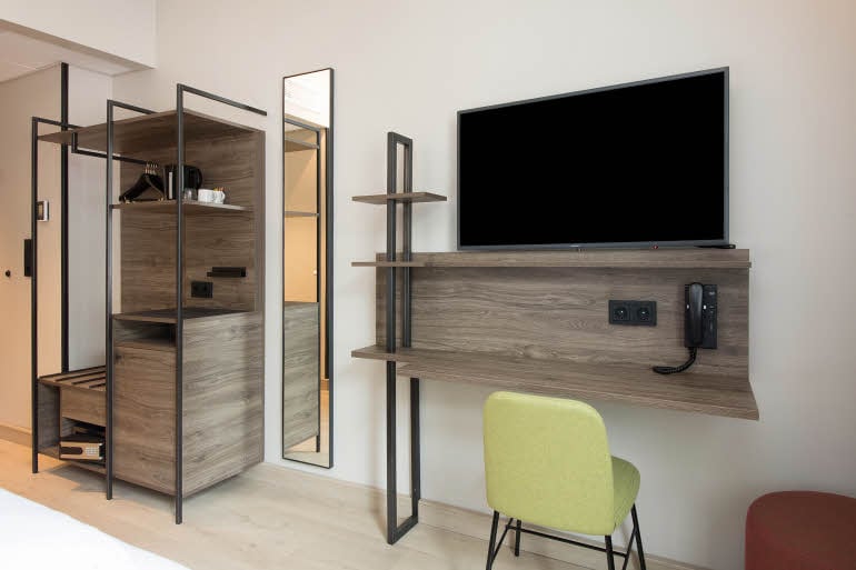 Work desk in Room Superior King Scandic Torget Bergen